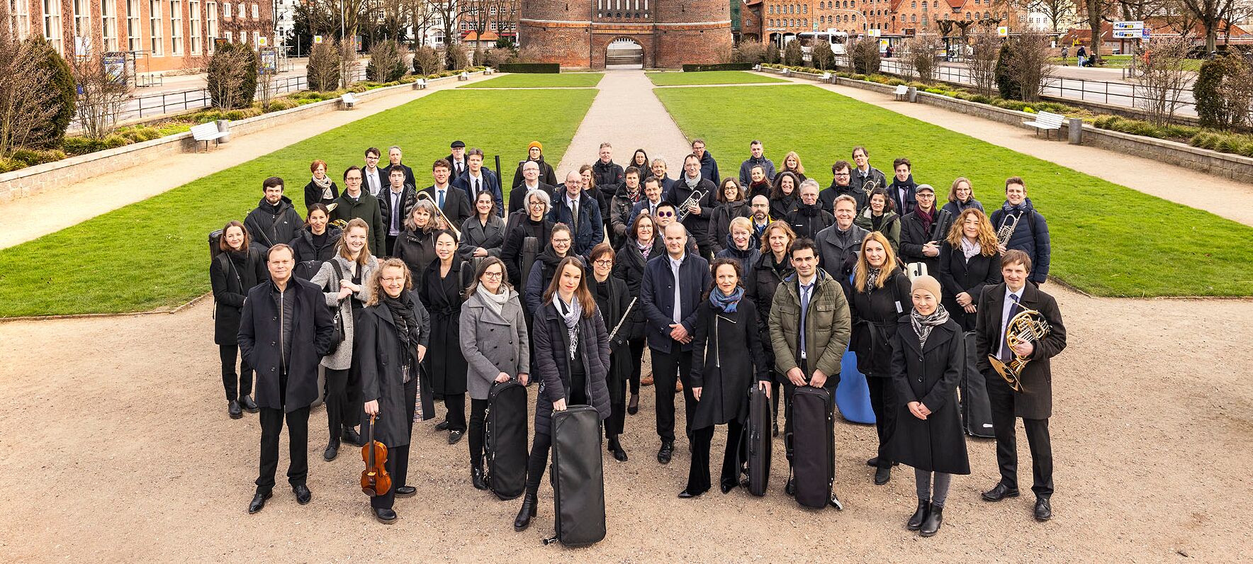 Orchester mit Instrumenten vor dem Holstentor