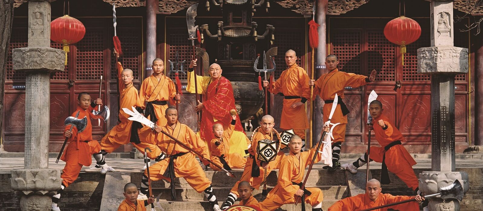 Masters of Shaolin vor einem Tempel